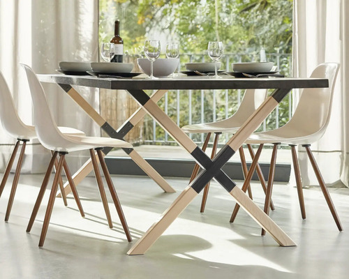 Masa de sufragerie cu patru scaune, veselă și băuturi într-o cameră luminoasă.