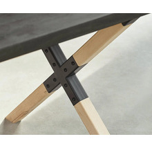 Imagine detaliată cu o masă cu picioare din lemn și elemente de fixare metalice