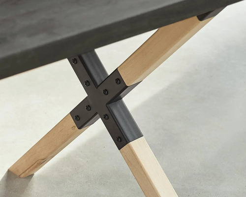 Imagine detaliată cu o masă cu picioare din lemn și elemente de fixare metalice