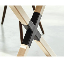 Prim-plan cu piciorul unui scaun din lemn cu întăritură