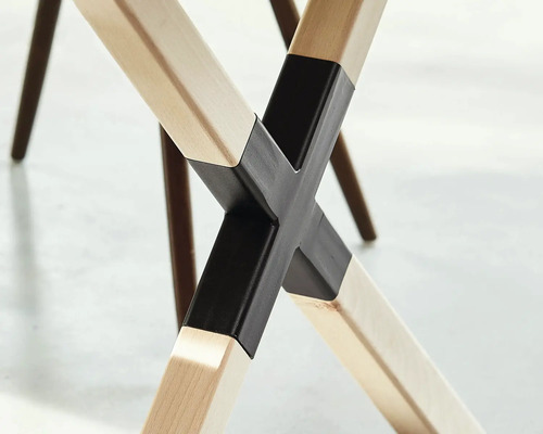 Prim-plan cu piciorul unui scaun din lemn cu întăritură