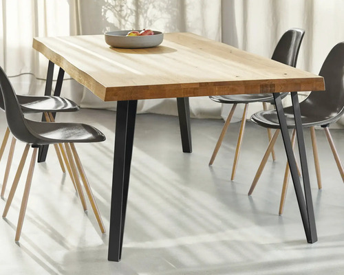 Masa de sufragerie cu blat din lemn și scaune în sufragerie