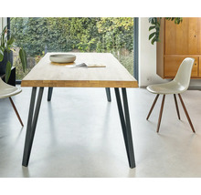 Masa de sufragerie din lemn cu picioare metalice și scaune într-o cameră luminoasă