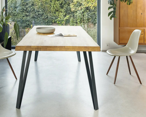 Masa de sufragerie din lemn cu picioare metalice și scaune într-o cameră luminoasă