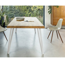 Masa de sufragerie cu blat din lemn și picioare albe în sufragerie.