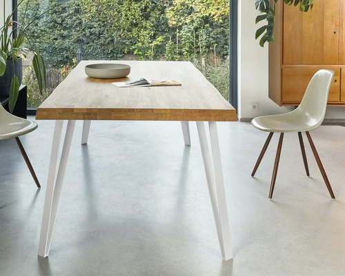 Masa de sufragerie cu blat din lemn și picioare albe în sufragerie.