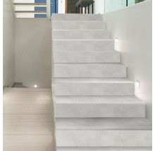 Scară cu trepte din material de piatră și iluminare încorporată