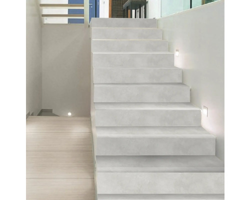 Scară cu trepte din material de piatră și iluminare încorporată