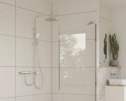 Cabină de duș de tip walk-in cu baterie termostatică, duș fix și duș mobil într-o baie modernă