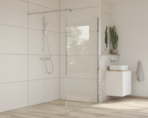 Baie cu duș walk-in, chiuvetă și oglindă