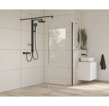 Baie modernă cu duș walk-in, armătură de duș neagră și chiuvetă