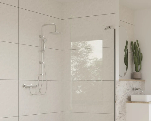 Baie cu baterie de duș, perete de duș și lavoar