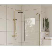 Baie modernă cu baterie de duș și perete de sticlă