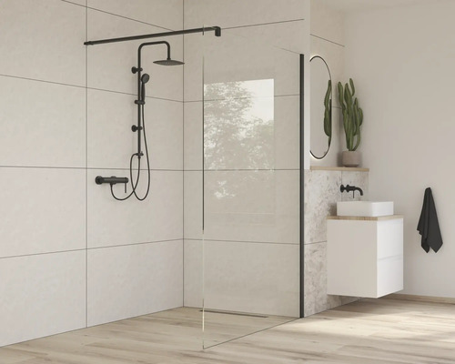 Baie modernă cu paravan de duș, armătură de duș și dulap de lavoar