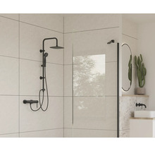 Baie modernă cu set de duș negru, perete de duș și oglindă ovală