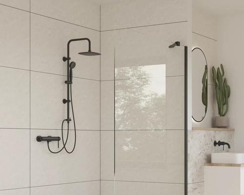 Baie modernă cu set de duș negru, perete de duș și oglindă ovală