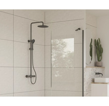 Baie cu baterie de duș și paravan de duș