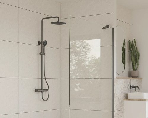 Baie cu baterie de duș și paravan de duș