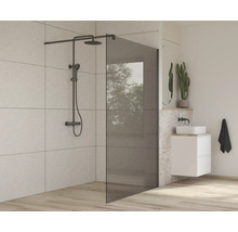 Baie cu paravan de duș, baterie de duș și chiuvetă