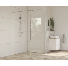 Baie cu cabină de duș, chiuvetă și robinet