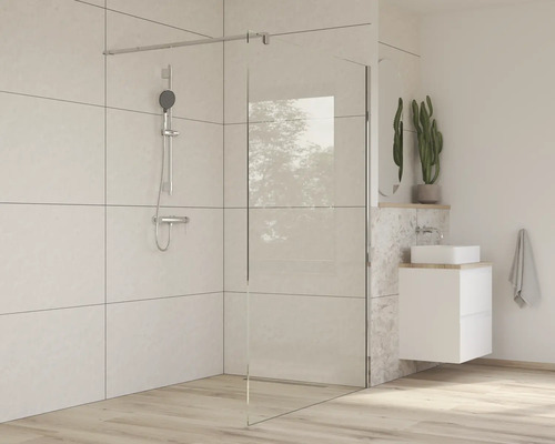 Baie cu cabină de duș, chiuvetă și robinet