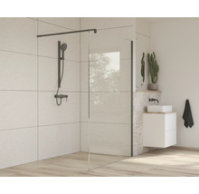 Baie modernă cu cabină de duș, chiuvetă și decorațiuni