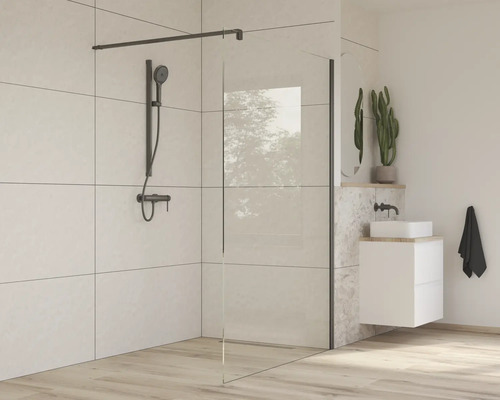 Baie modernă cu cabină de duș, chiuvetă și decorațiuni