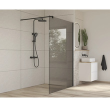 Baie modernă cu cabină de duș din sticlă și baterie de duș