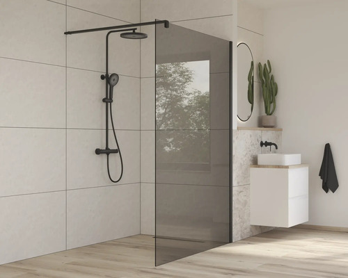 Baie modernă cu cabină de duș din sticlă și baterie de duș