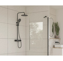 Cabină de duș cu accesorii și armături într-o baie luminoasă