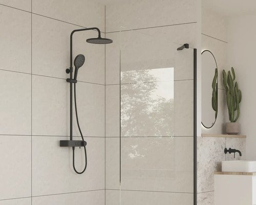 Cabină de duș cu accesorii și armături într-o baie luminoasă