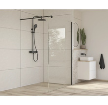 Baie modernă cu paravan de duș, robinet și lavoar