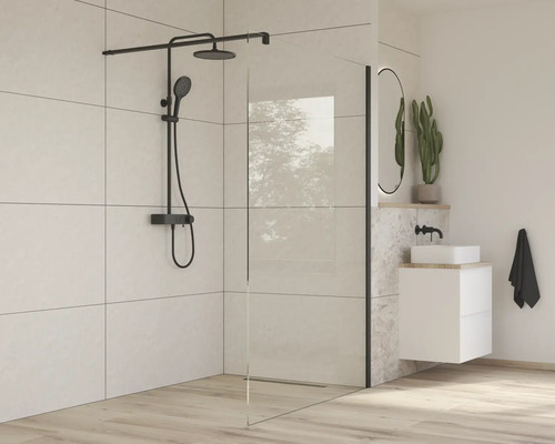 Baie modernă cu paravan de duș, robinet și lavoar