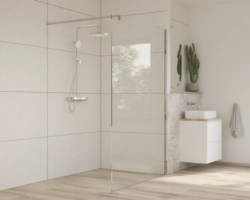 Baie luminoasă cu cabină de duș, chiuvetă și oglindă