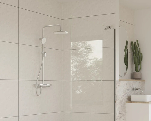 Baie cu paravan de duș, sistem de duș și chiuvetă