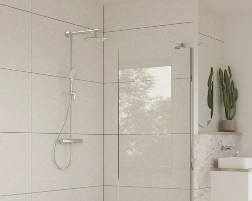 Baie cu armătură de duș și paravan de duș din sticlă