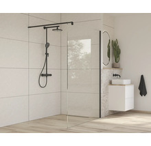 Baie luminoasă cu paravan de duș, lavoar și armături