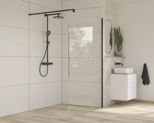 Baie luminoasă cu paravan de duș, lavoar și armături