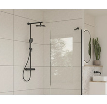 Baterie de duș cu duș fix și duș de mână, plus un paravan de duș într-o baie modernă.