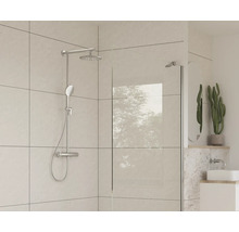 Cabină de duș cu duș fix și duș de mână într-o baie luminoasă