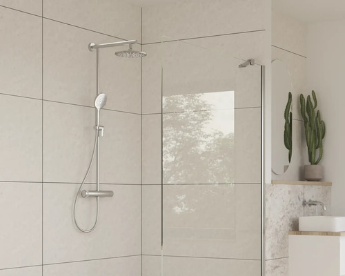 Cabină de duș cu duș fix și duș de mână într-o baie luminoasă