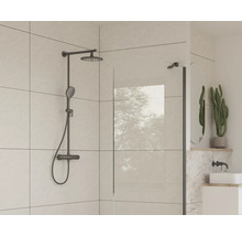 Zonă de duș cu baterie de duș, cap de duș și perete de sticlă