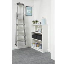 Scară din aluminiu argintiu pe un suport de perete într-o cameră luminoasă și organizată, lângă un raft alb.