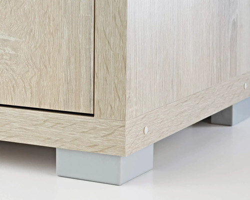 Detaliu dulap din lemn cu picioare