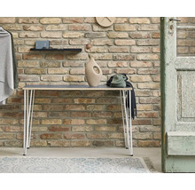 Scenă cu consolă, decorațiuni și perete de cărămidă în fundal