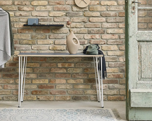 Scenă cu consolă, decorațiuni și perete de cărămidă în fundal