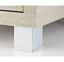 Prim-plan cu o piesă de mobilier cu aspect de lemn și un picior argintiu, unghiular.