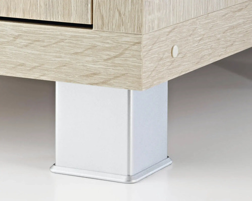 Prim-plan cu o piesă de mobilier cu aspect de lemn și un picior argintiu, unghiular.