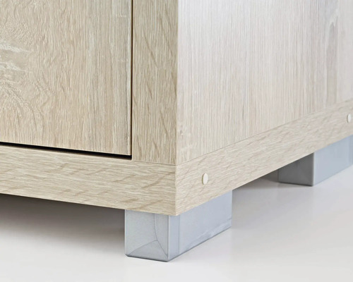 Prim-plan cu un dulap din lemn cu picioare