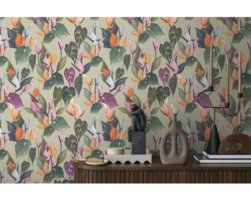 Tapetă decorativă cu motive vegetale într-un spațiu de locuit.